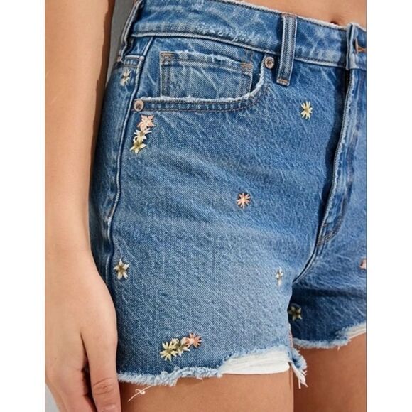 American Eagle High Rise Floral Embroidered Distressed Denim Mom Short, Size 0 - Picture 5 of 15